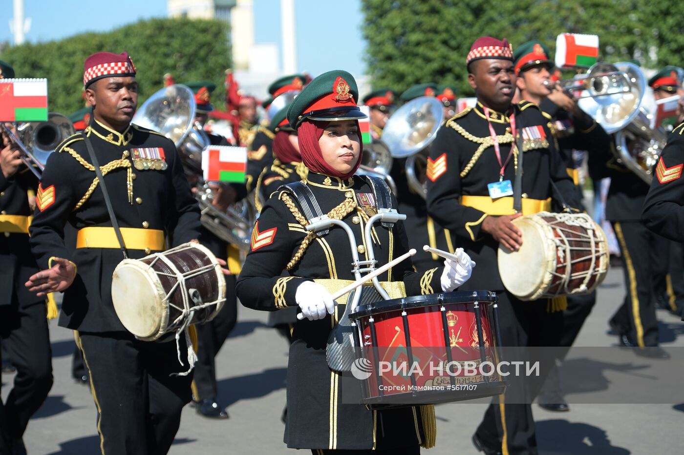 Шествие участников международного военно-музыкального фестиваля "Спасская башня" на ВДНХ