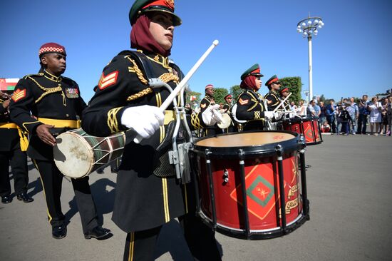Шествие участников международного военно-музыкального фестиваля "Спасская башня" на ВДНХ 