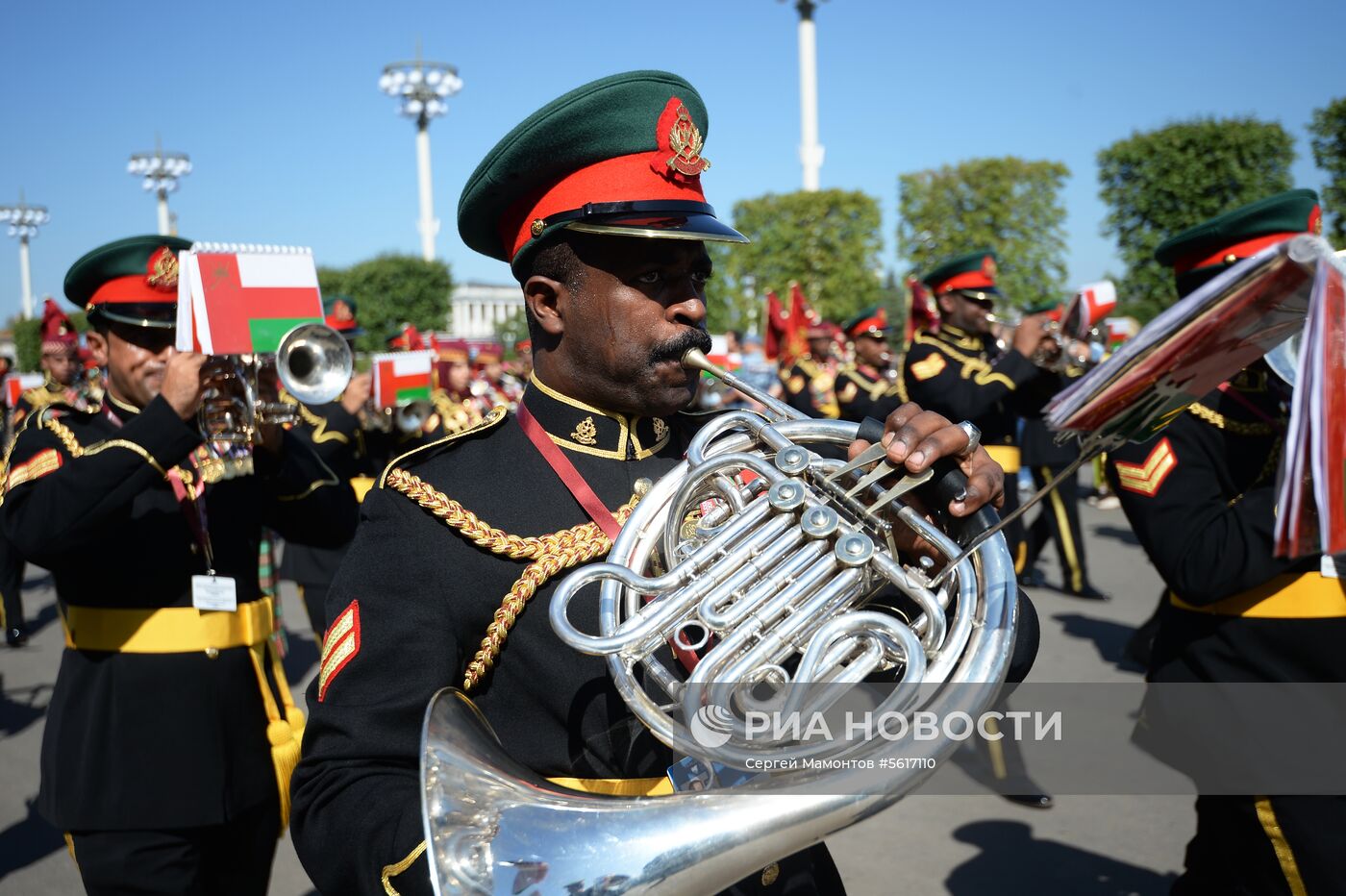 Шествие участников международного военно-музыкального фестиваля "Спасская башня" на ВДНХ