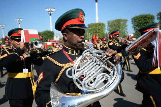 Шествие участников международного военно-музыкального фестиваля "Спасская башня" на ВДНХ 