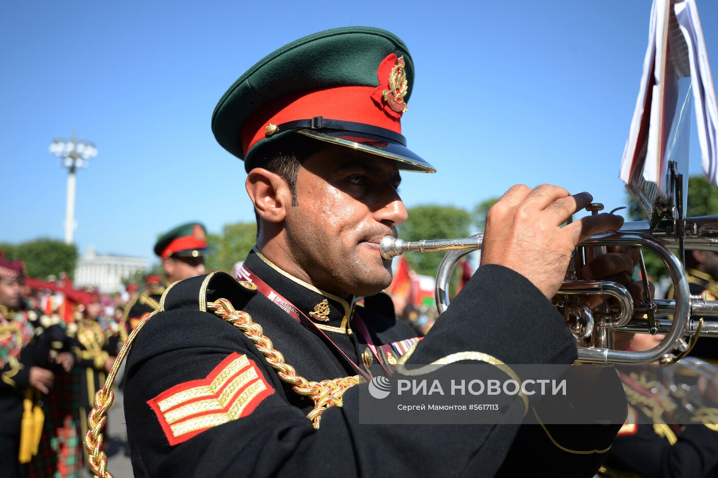 Шествие участников международного военно-музыкального фестиваля "Спасская башня" на ВДНХ