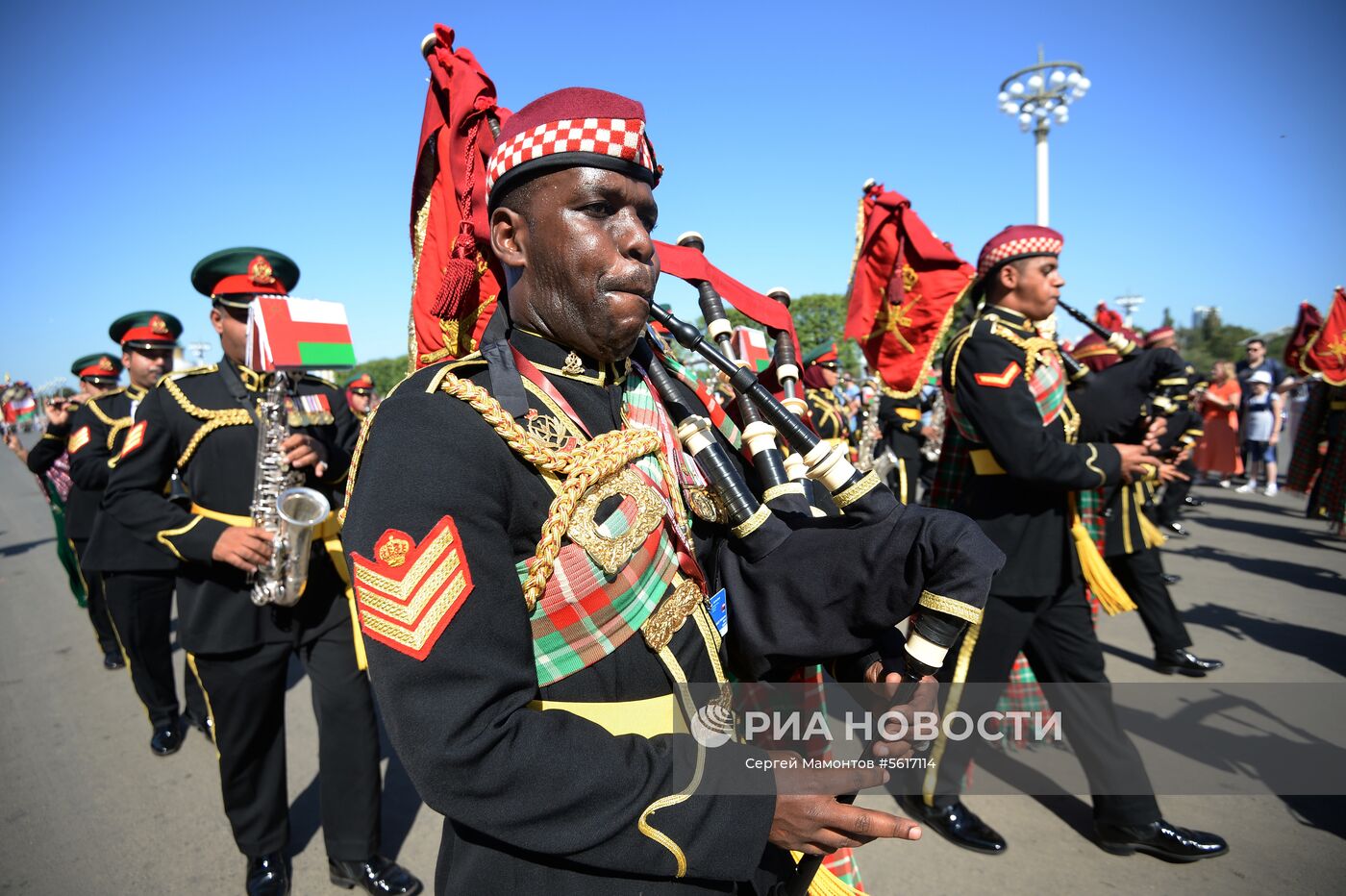 Шествие участников международного военно-музыкального фестиваля "Спасская башня" на ВДНХ