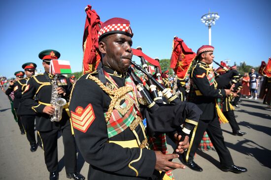 Шествие участников международного военно-музыкального фестиваля "Спасская башня" на ВДНХ 