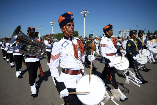 Шествие участников международного военно-музыкального фестиваля "Спасская башня" на ВДНХ 