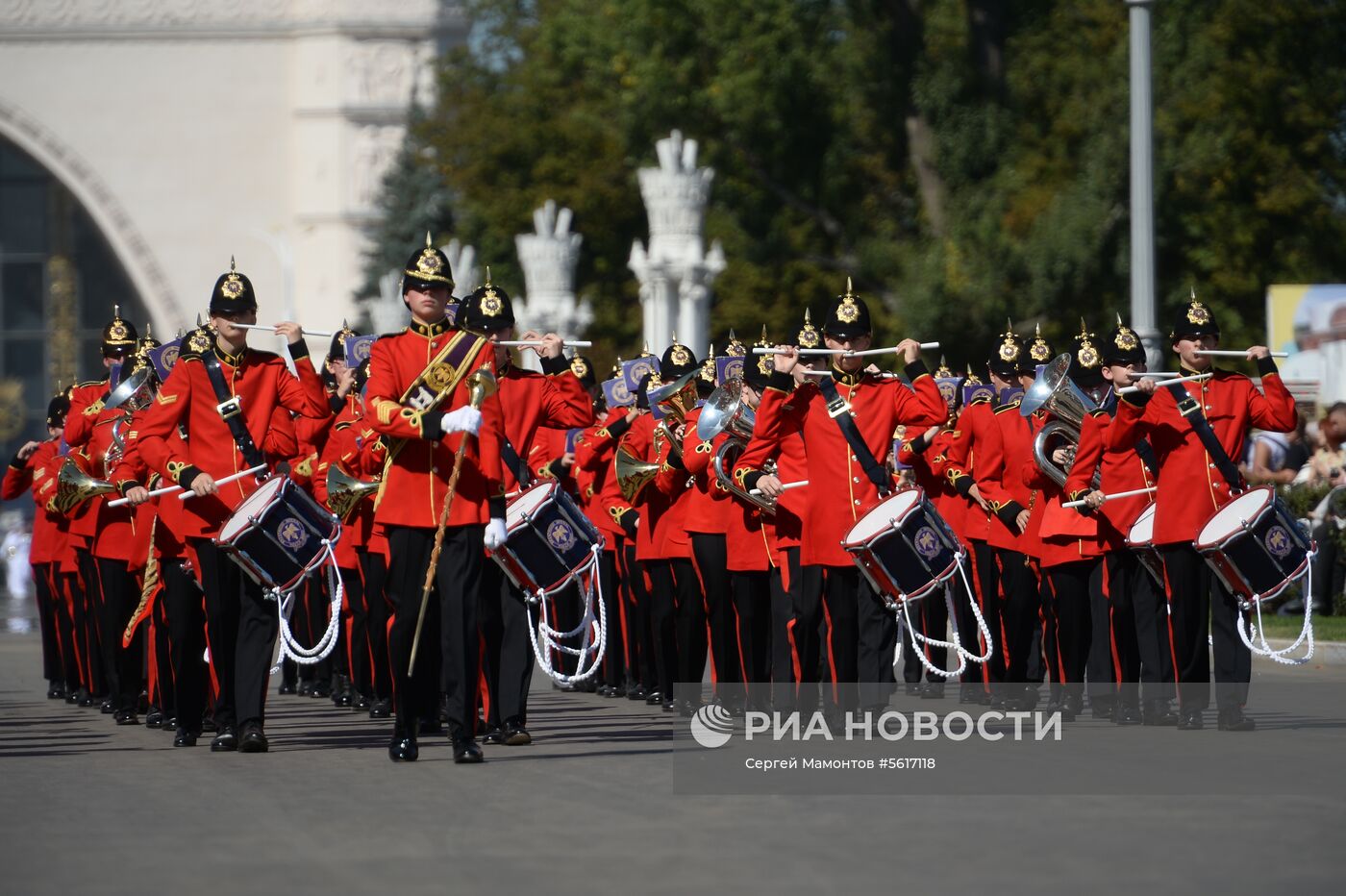 Шествие участников международного военно-музыкального фестиваля "Спасская башня" на ВДНХ