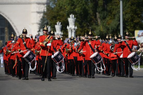 Шествие участников международного военно-музыкального фестиваля "Спасская башня" на ВДНХ 