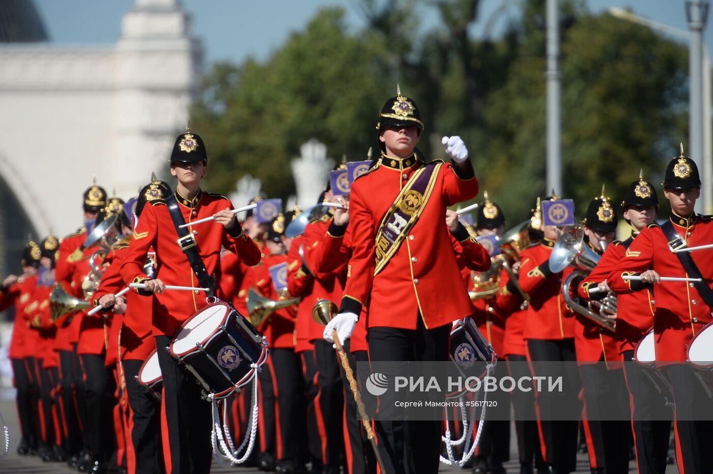 Шествие участников международного военно-музыкального фестиваля "Спасская башня" на ВДНХ