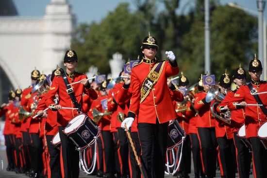 Шествие участников международного военно-музыкального фестиваля "Спасская башня" на ВДНХ 