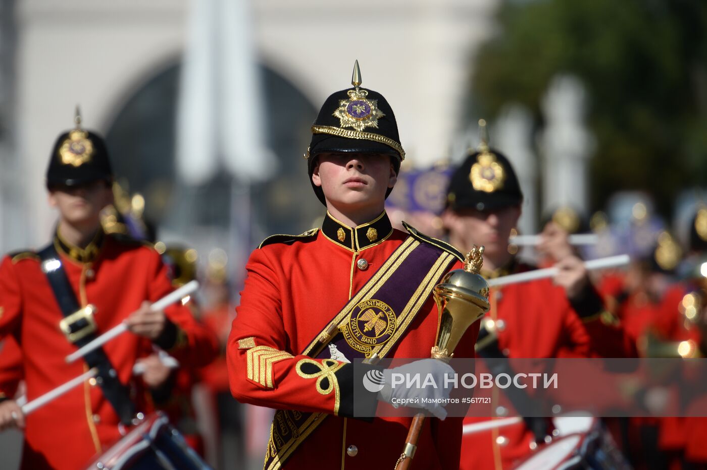 Шествие участников международного военно-музыкального фестиваля "Спасская башня" на ВДНХ