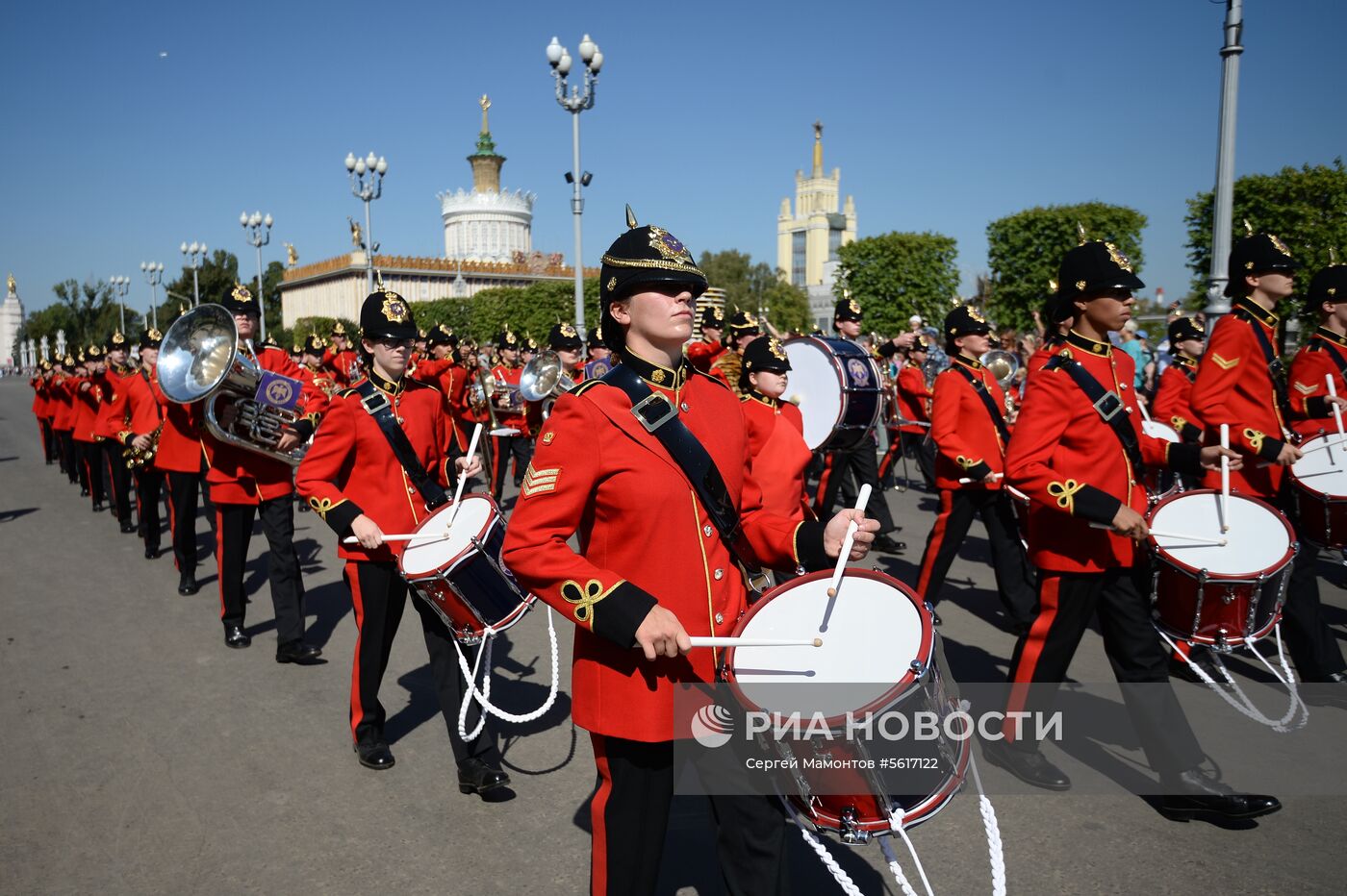 Шествие участников международного военно-музыкального фестиваля "Спасская башня" на ВДНХ
