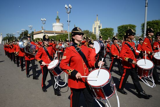 Шествие участников международного военно-музыкального фестиваля "Спасская башня" на ВДНХ 
