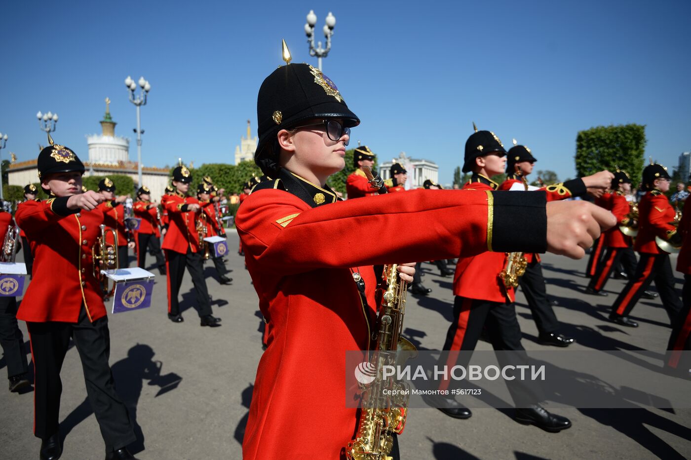 Шествие участников международного военно-музыкального фестиваля "Спасская башня" на ВДНХ