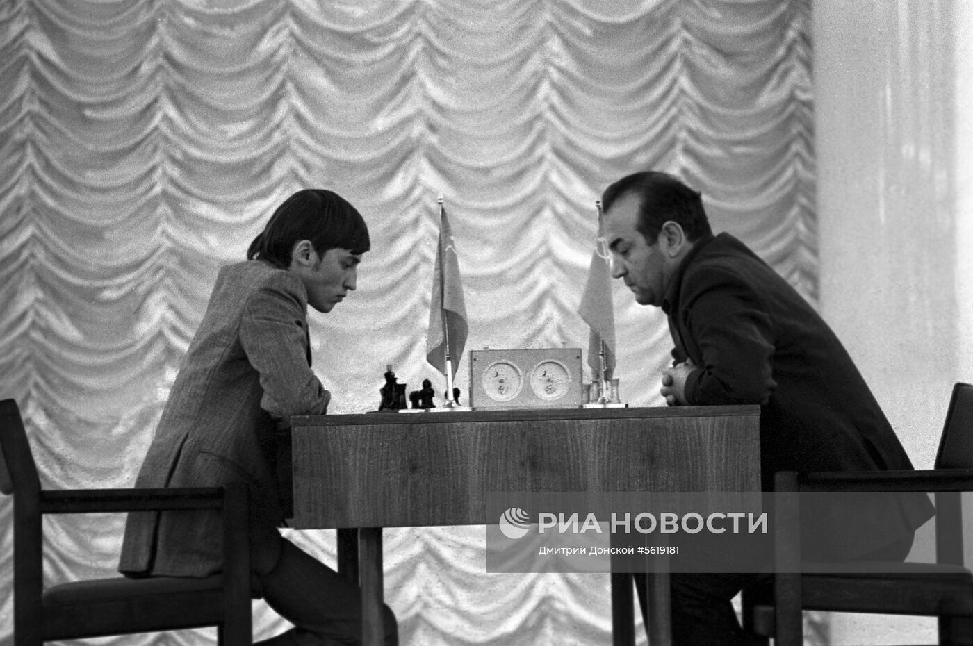 Шахматисты В. Корчной и А. Карпов