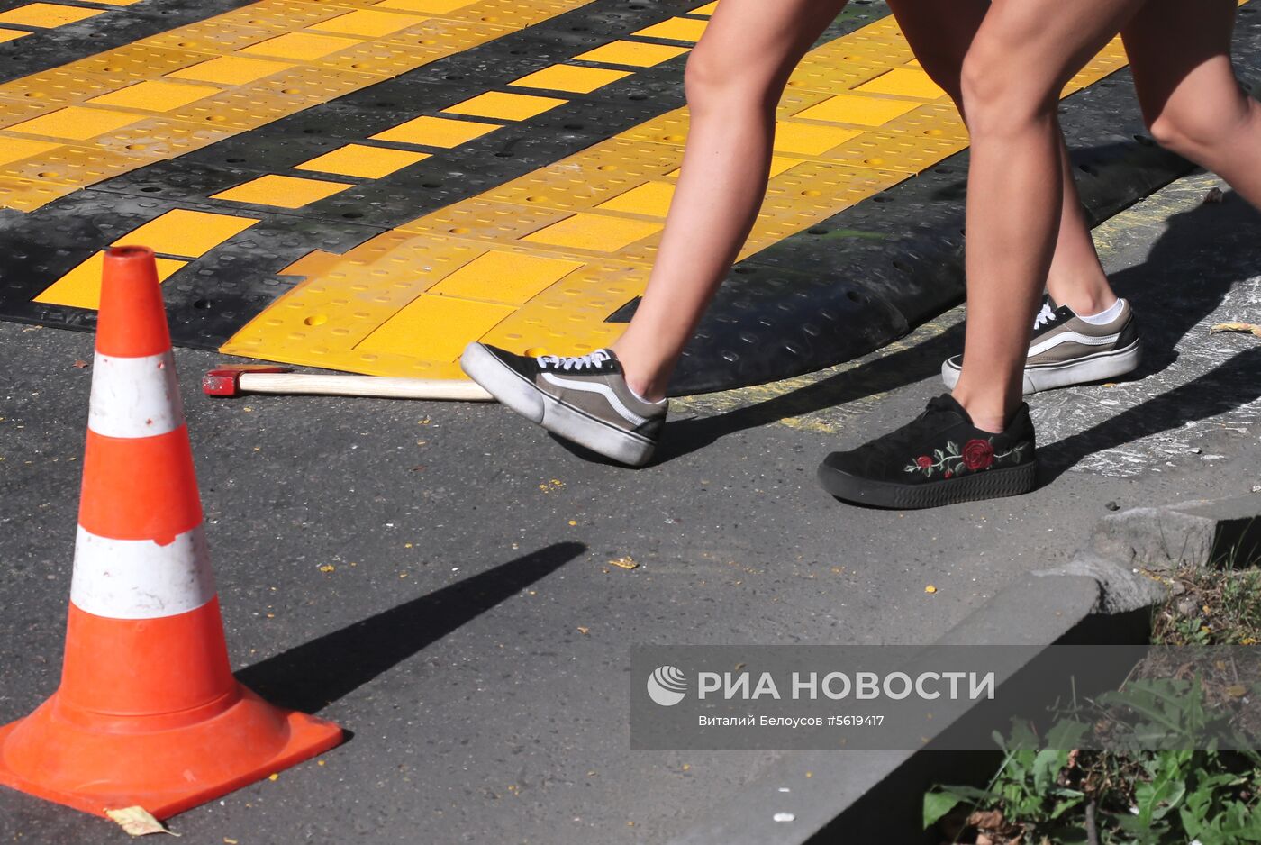 Первый приподнятый пешеходный переход установили в Москве