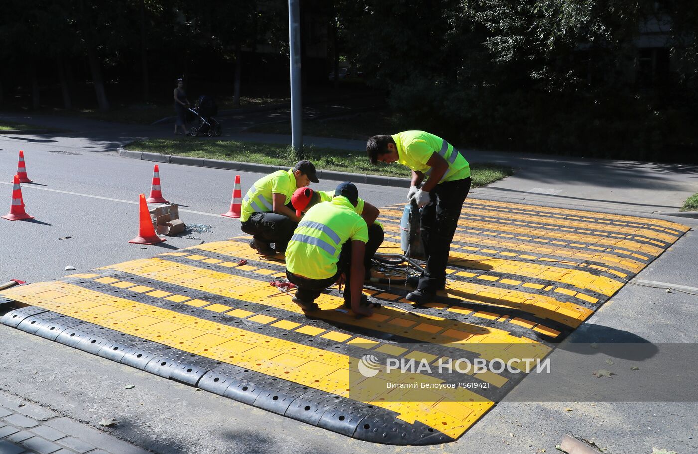Первый приподнятый пешеходный переход установили в Москве