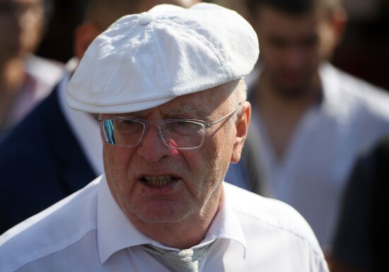 Посещение лидером ЛДПР В. Жириновским Центрального рынка 