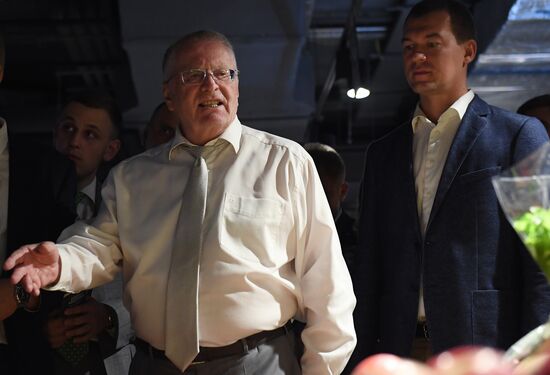 Посещение лидером ЛДПР В. Жириновским Центрального рынка 