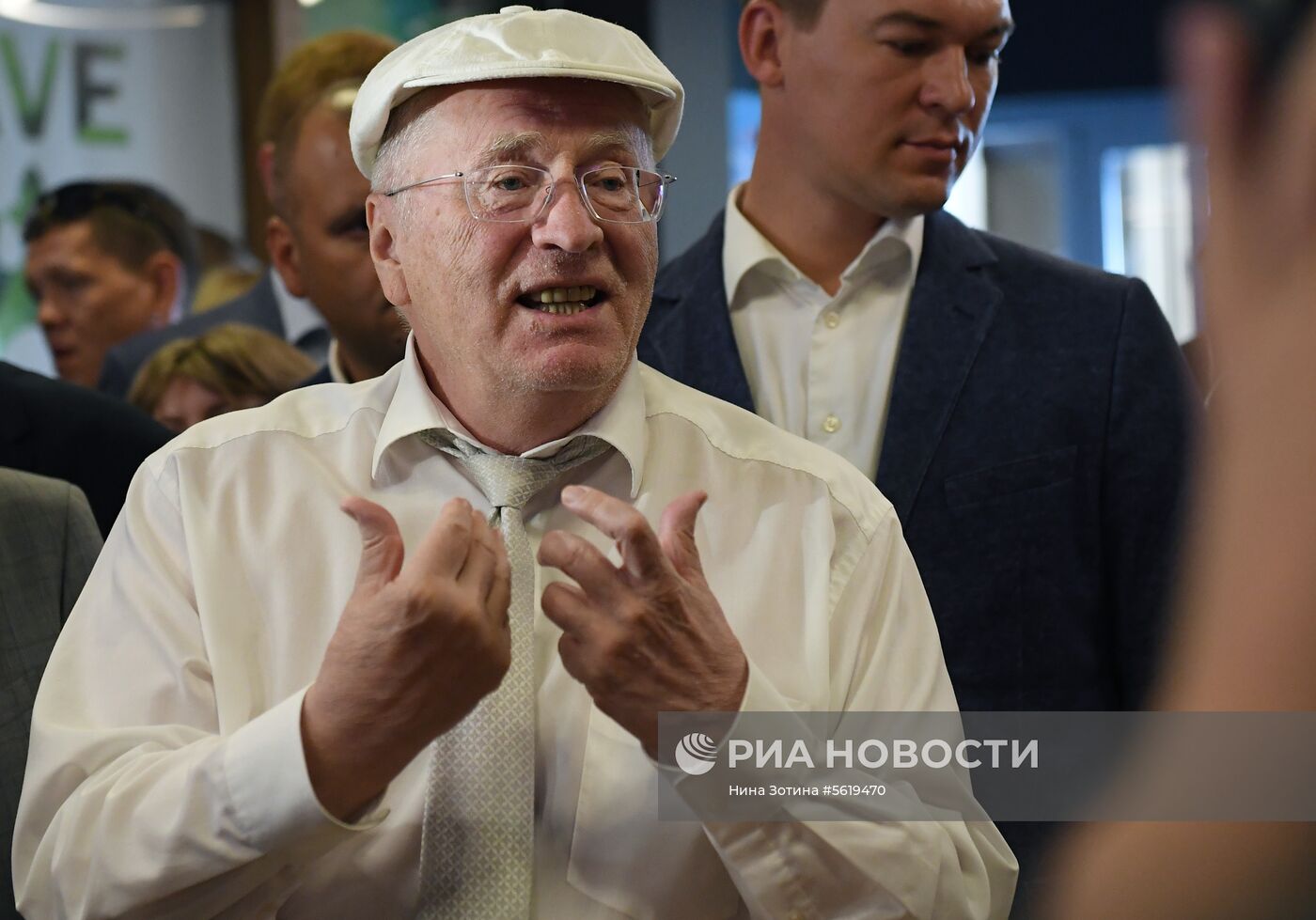 Посещение лидером ЛДПР В. Жириновским Центрального рынка 