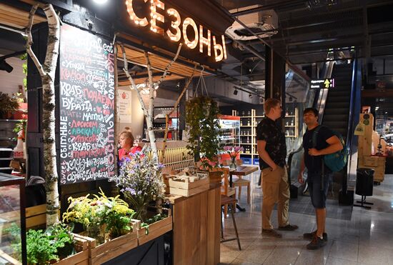 Посещение лидером ЛДПР В. Жириновским Центрального рынка 