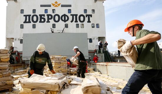 Прибытие парохода с дальневосточной красной рыбой в Архангельск