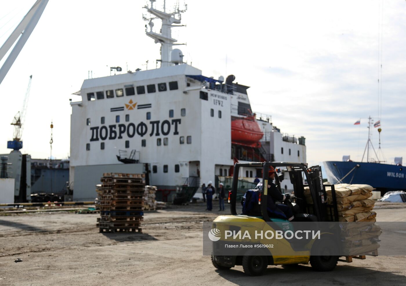 Прибытие парохода с дальневосточной красной рыбой в Архангельск