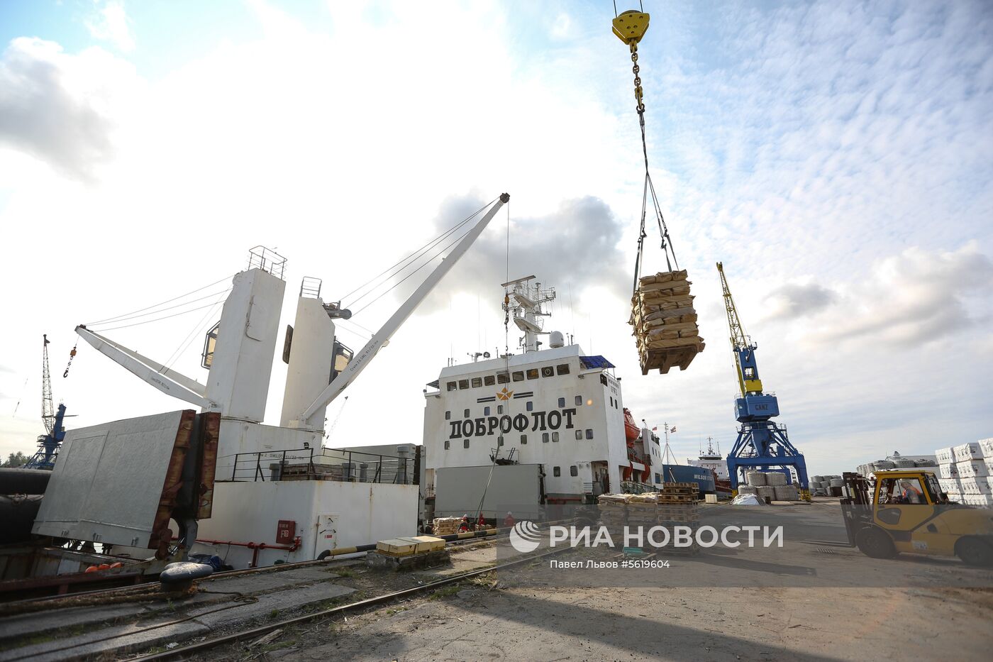 Прибытие парохода с дальневосточной красной рыбой в Архангельск