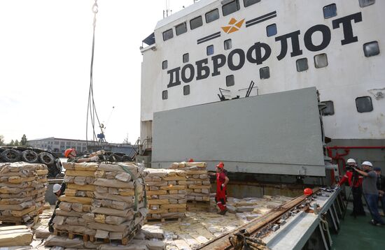 Прибытие парохода с дальневосточной красной рыбой в Архангельск