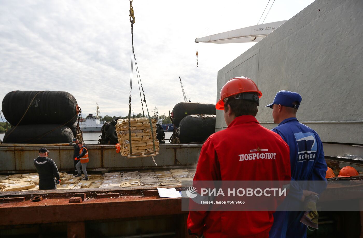 Прибытие парохода с дальневосточной красной рыбой в Архангельск