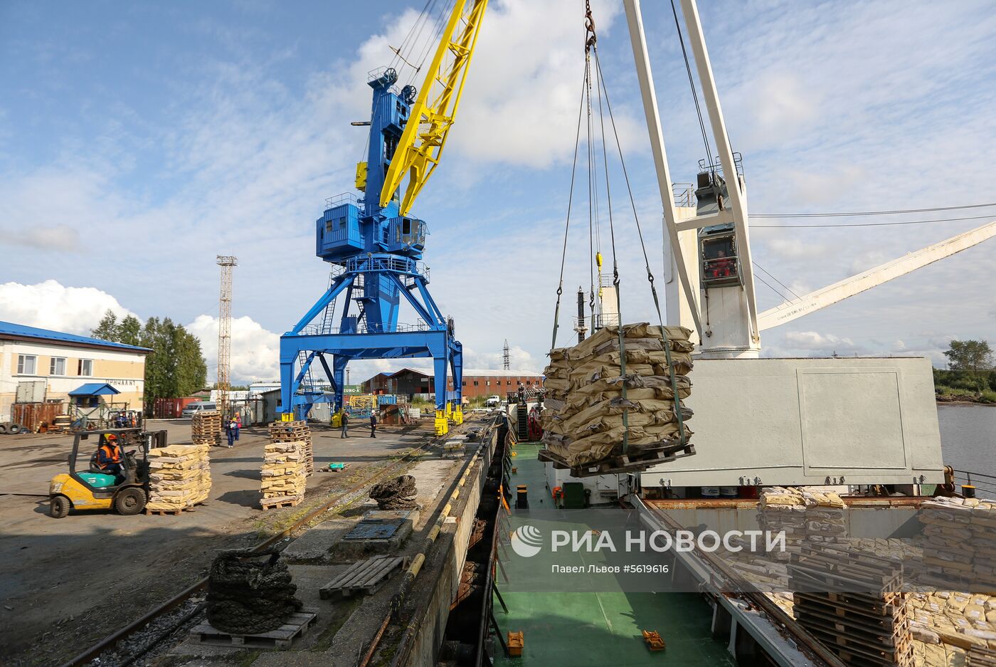 Прибытие парохода с дальневосточной красной рыбой в Архангельск