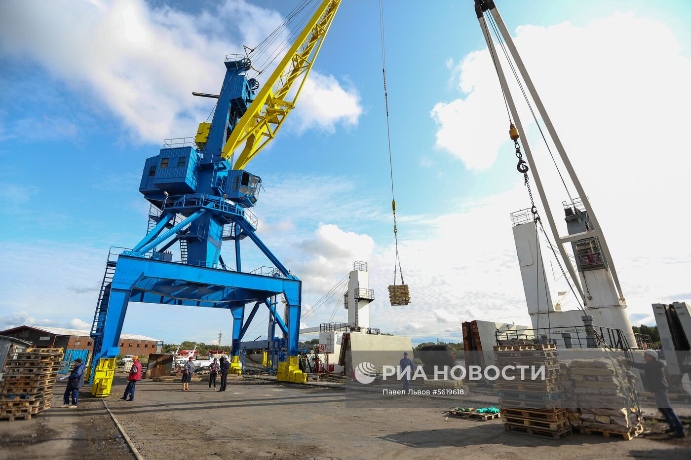 Прибытие парохода с дальневосточной красной рыбой в Архангельск