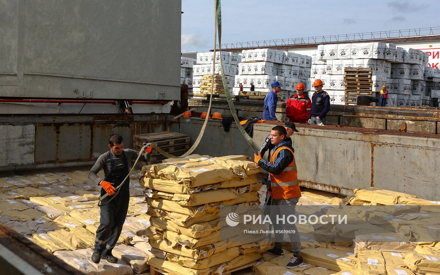 Прибытие парохода с дальневосточной красной рыбой в Архангельск