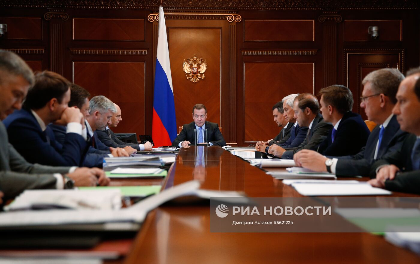 Премьер-министр РФ Д. Медведев провел совещание о расходах бюджета в части промышленности, транспорта, цифрового развития и ТЭК