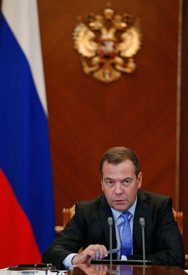 Премьер-министр РФ Д. Медведев провел совещание о расходах бюджета в части промышленности, транспорта, цифрового развития и ТЭК