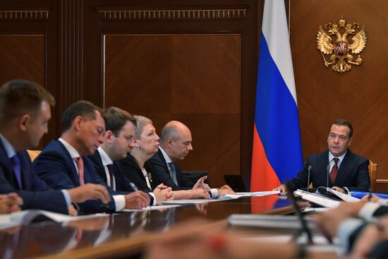 Премьер-министр РФ Д. Медведев провел совещание о расходах бюджета в части демографии, здравоохранения, образования, соцобеспечения