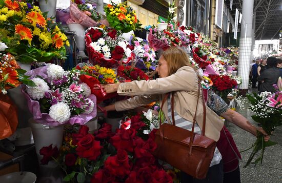 Продажа цветов к началу учебного года 