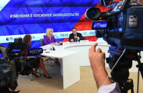 Пресс-конференция вице-премьера Т. Голиковой и депутата Госдумы А. Макарова