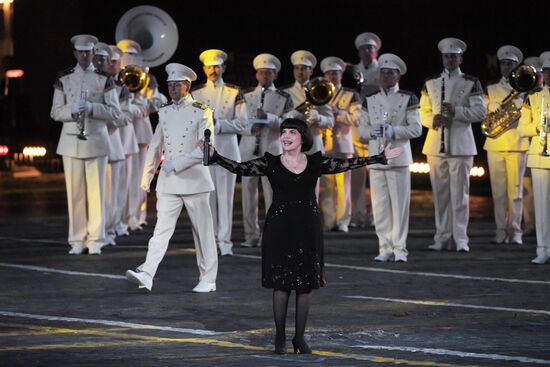 Выступление М. Матье на фестивале "Спасская башня"