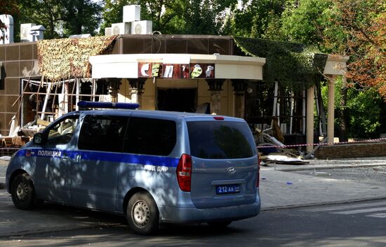 Ситуация на месте взрыва в донецком кафе "Сепар" 