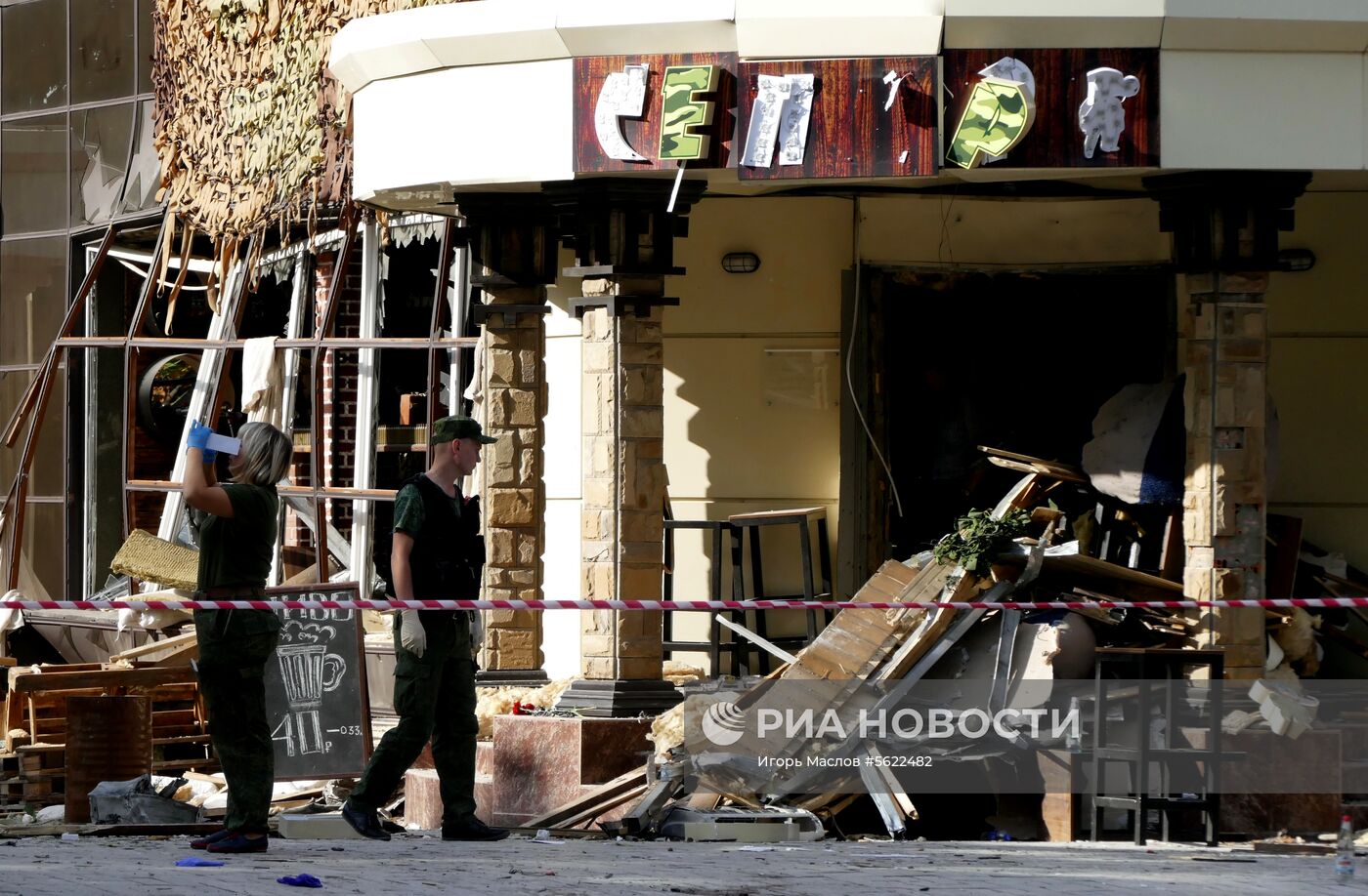 Ситуация на месте взрыва в донецком кафе "Сепар" 