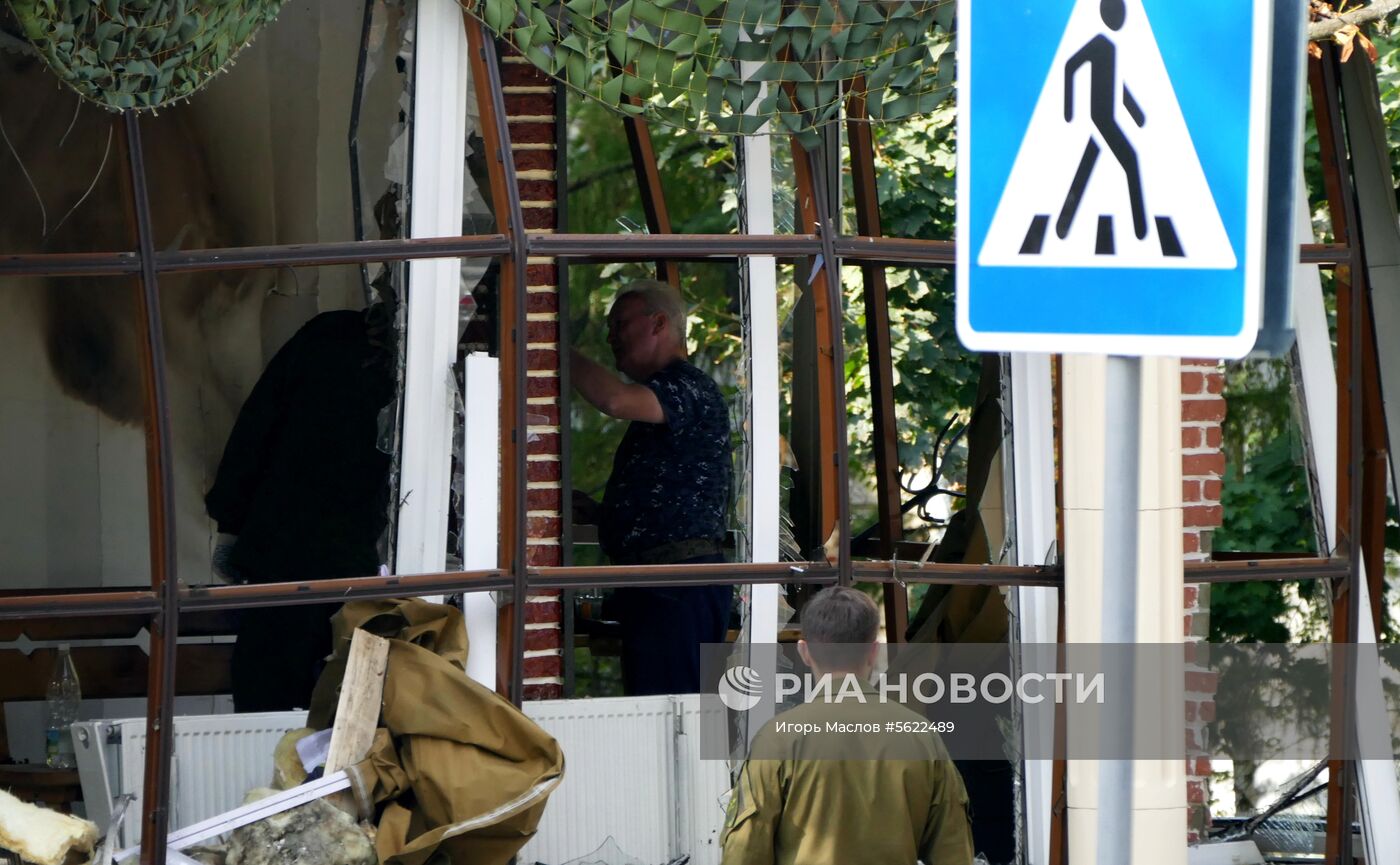 Ситуация на месте взрыва в донецком кафе "Сепар"