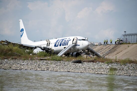 Аварийная посадка самолета авиакомпаниии Utair в Сочи