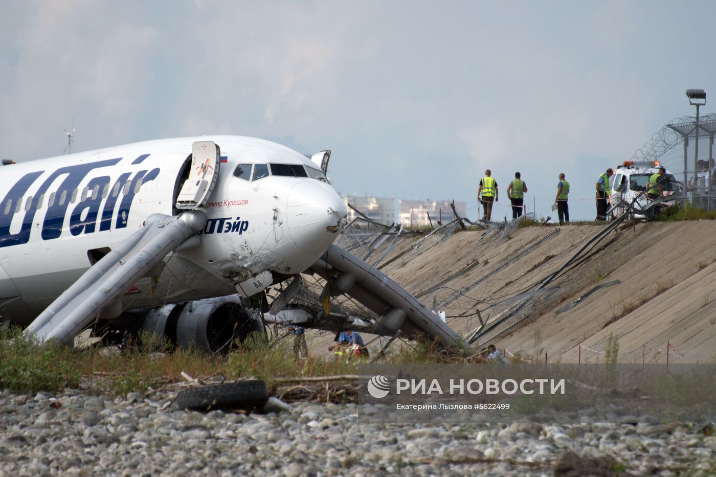 Аварийная посадка самолета авиакомпаниии Utair в Сочи