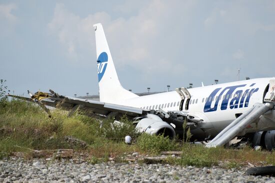 Аварийная посадка самолета авиакомпаниии Utair в Сочи