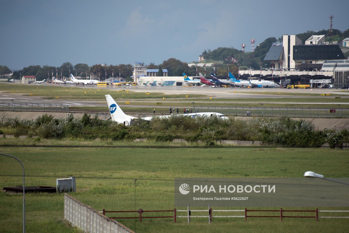 Аварийная посадка самолета авиакомпаниии Utair в Сочи
