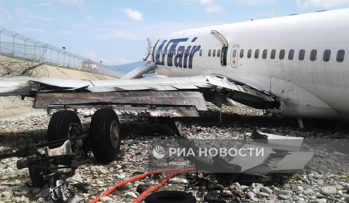 Аварийная посадка самолета авиакомпаниии Utair в Сочи