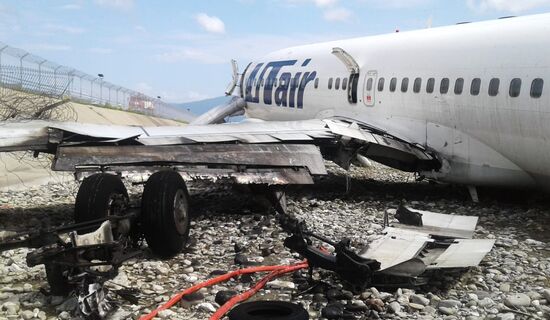 Аварийная посадка самолета авиакомпаниии Utair в Сочи
