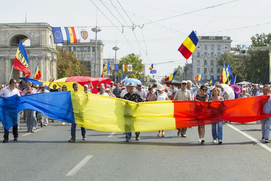 Митинг сторонников объединения Молдавии и Румынии в Кишиневе