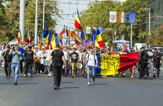 Митинг сторонников объединения Молдавии и Румынии в Кишиневе