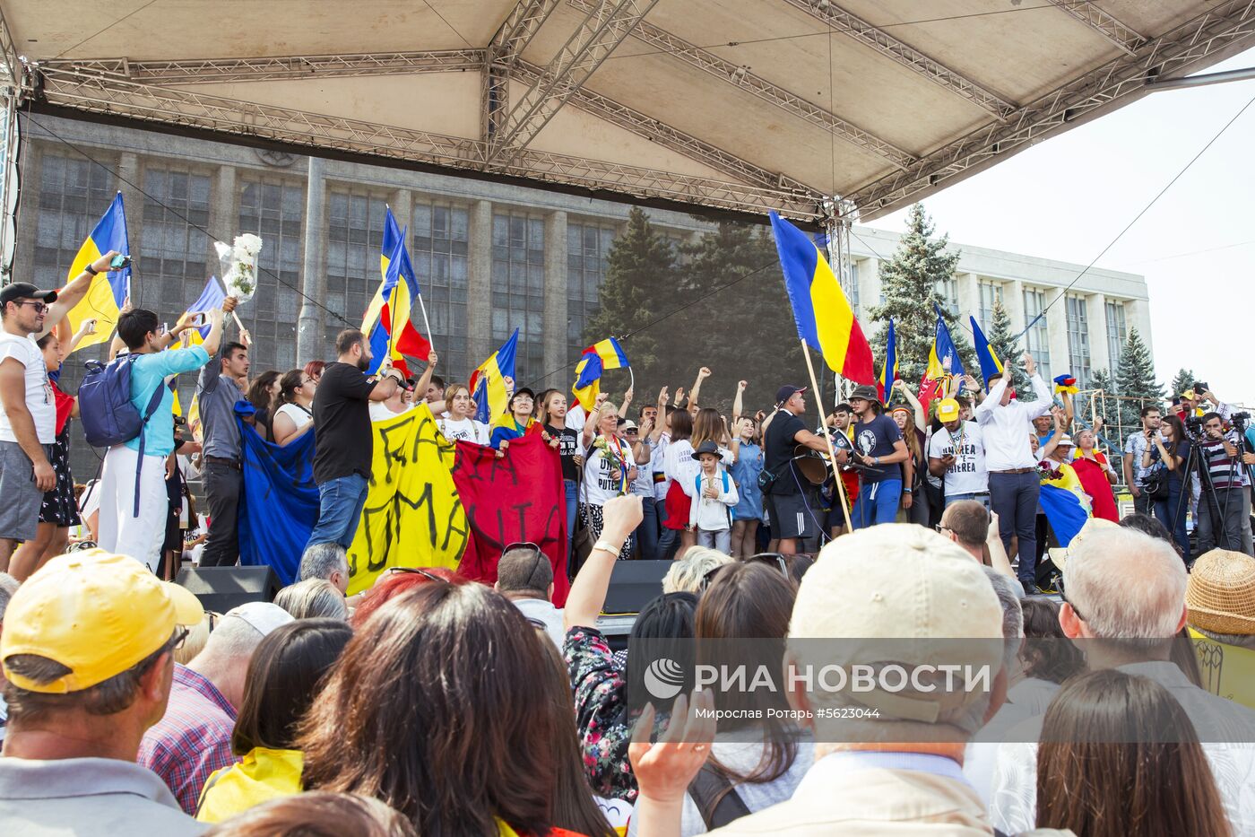 Митинг сторонников объединения Молдавии и Румынии в Кишиневе