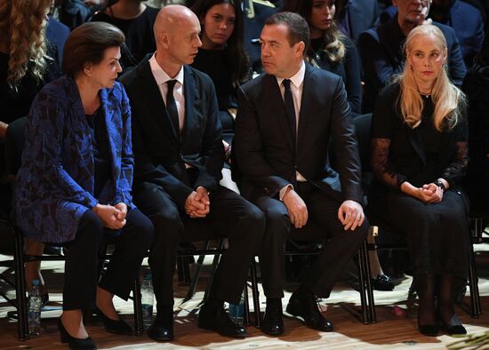 Премьер-министр РФ Д. Медведев посетил церемонию прощания с Иосифом Кобзоном